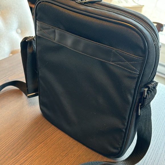 Kenneth Cole Reaction Cross Body Travel Bag - Picture 4 of 8